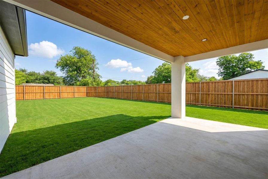 Exterior details and patio area of a home in , Dallas (Image 3).