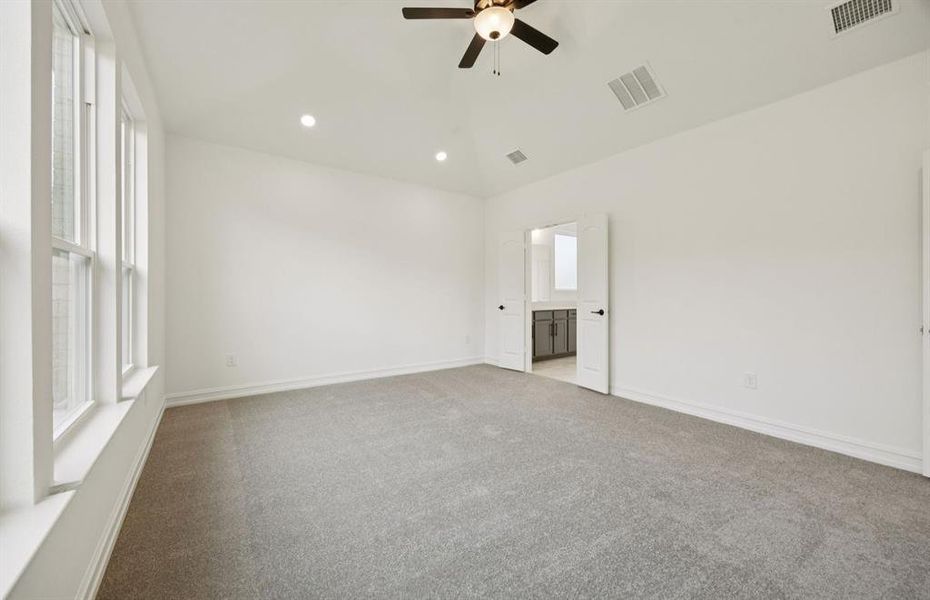 Spacious, unfurnished interior of a new home in Wellington, Fort Worth (Image 9).