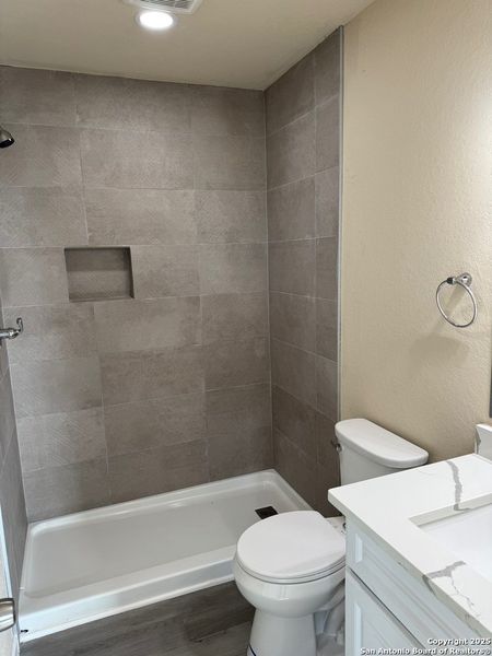 Spacious, unfurnished interior of a new home in , Natalia (Image 15).