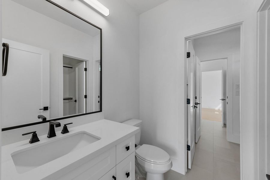 full bathroom for bedroom 4 and 5