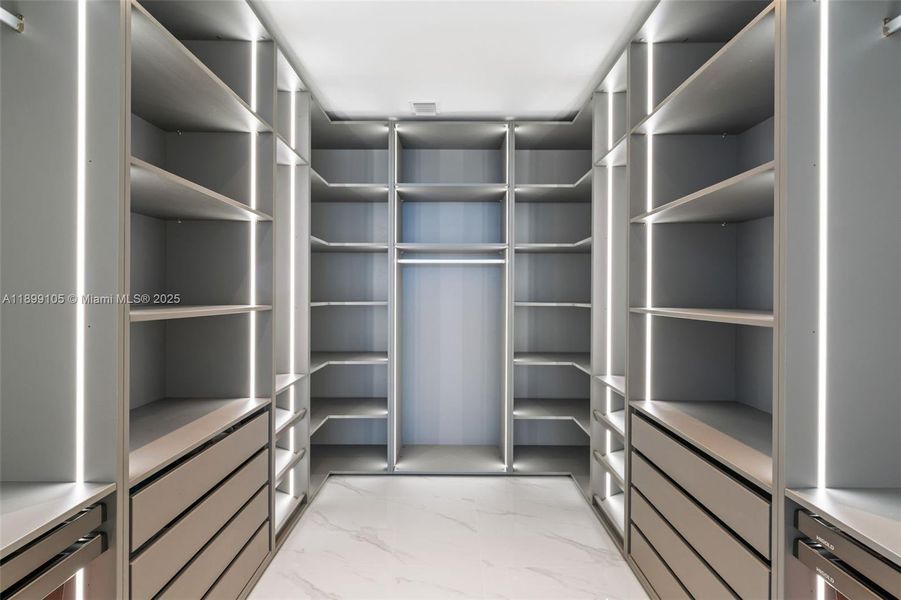 Spacious, unfurnished interior of a new home in , Miami (Image 25).