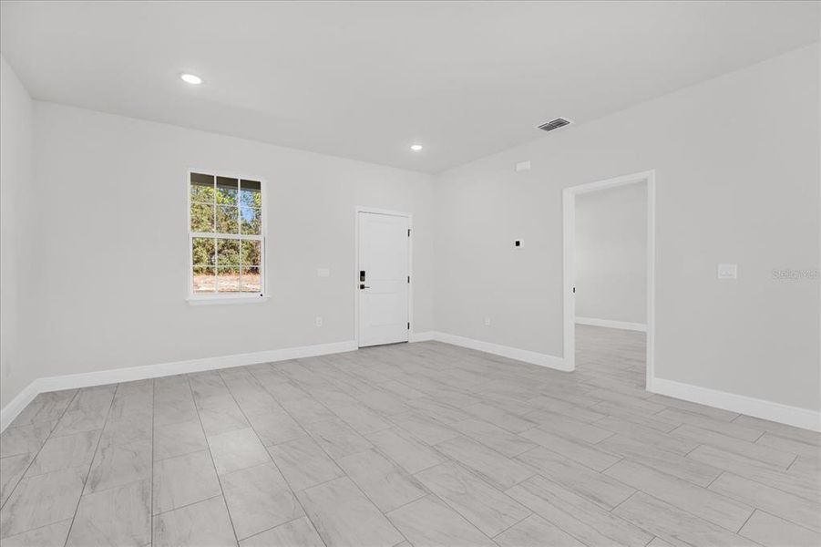 Spacious, unfurnished interior of a new home in , Citrus Springs (Image 14).