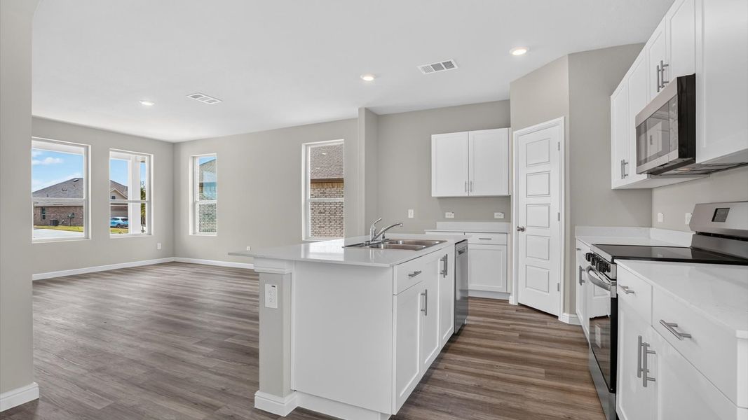 Furnished interior view inside a new home in Saratoga, Granbury (Image 7).