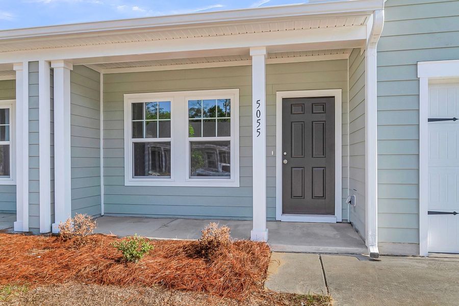 Exterior details and patio area of a home in Tea Farm, Ravenel (Image 4).