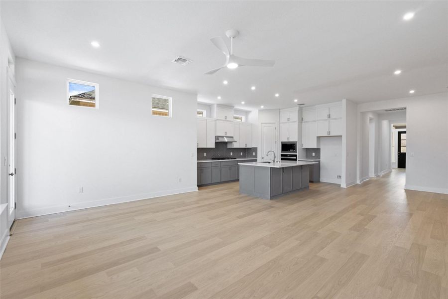 Spacious, unfurnished interior of a new home in Persimmon, Buda (Image 20).