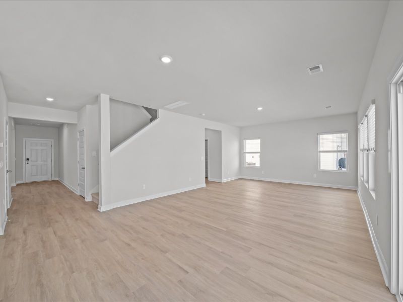 Spacious, unfurnished interior of a new home in Brayfield Manor - Signature Collection, Wellford (Image 9).