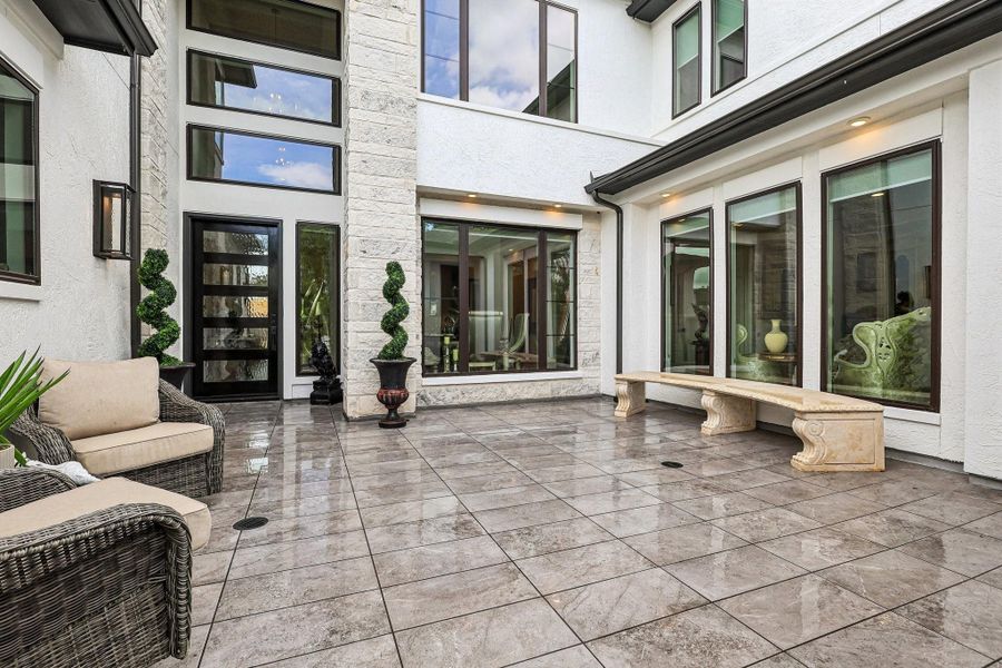 Show stopping courtyard for entertainment