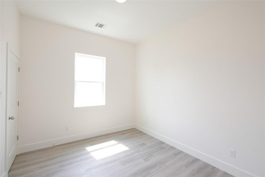Spacious, unfurnished interior of a new home in , Galveston (Image 17).