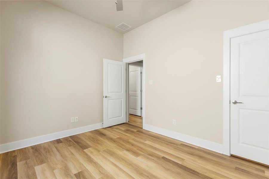 Spacious, unfurnished interior of a new home in , Sherman (Image 29).