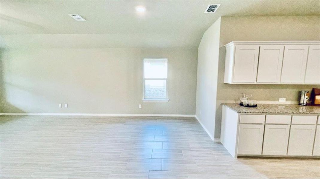 Spacious, unfurnished interior of a new home in Sunnycreek, Fort Worth (Image 5). Spacious, unfurnished interior of a new home in Sunnycreek, Fort Worth (Image 5).