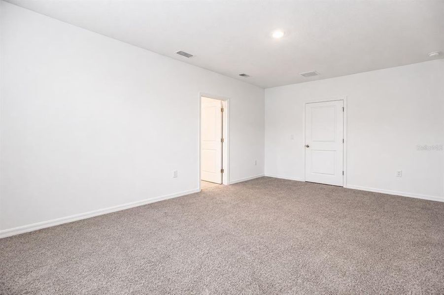 Spacious, unfurnished interior of a new home in Deerbrook, Land O' Lakes (Image 28).