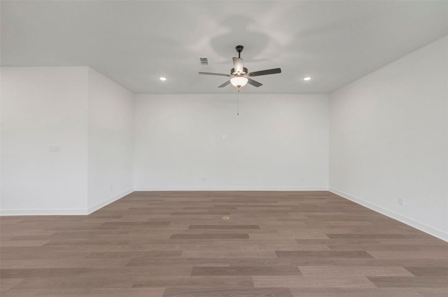 Spacious, unfurnished interior of a new home in Riceland - Enclave Row Collection, Mont Belvieu (Image 14).