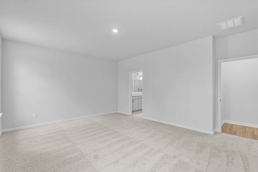 Spacious, unfurnished interior of a new home in Fieldstone, Lexington (Image 27).