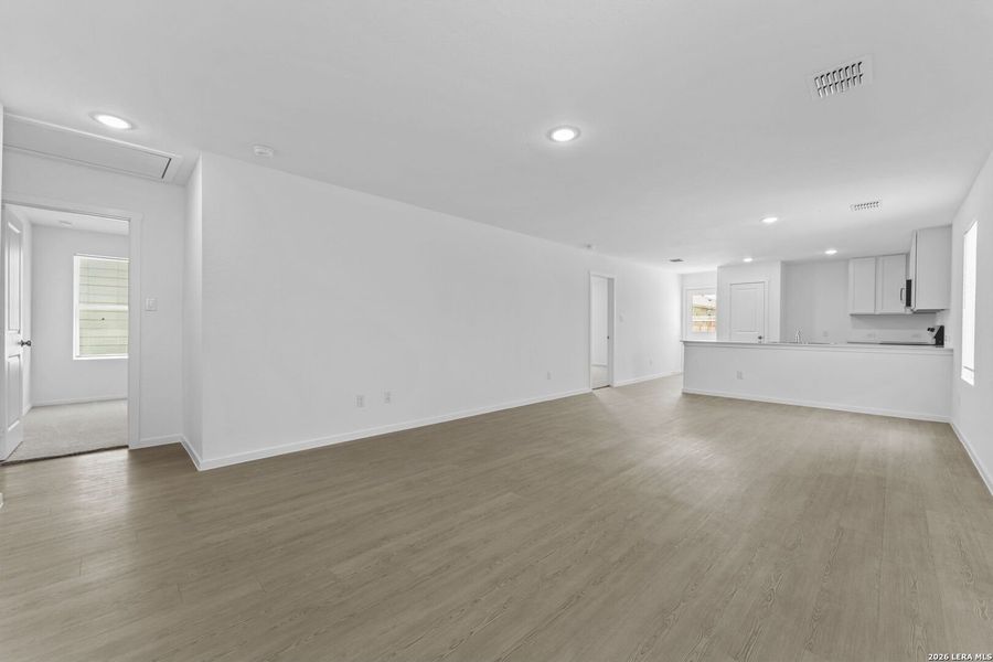 Spacious, unfurnished interior of a new home in Higdon Crossing, San Antonio (Image 18).
