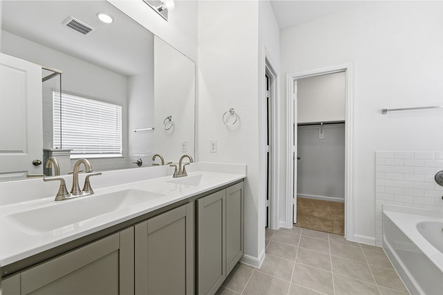 Furnished interior view inside a new home in Saddlebrook Estates, Waxahachie (Image 9).