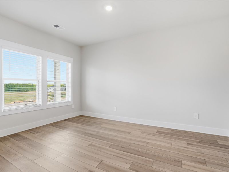 Spacious, unfurnished interior of a new home in Ashby Woods, Boiling Springs (Image 10).