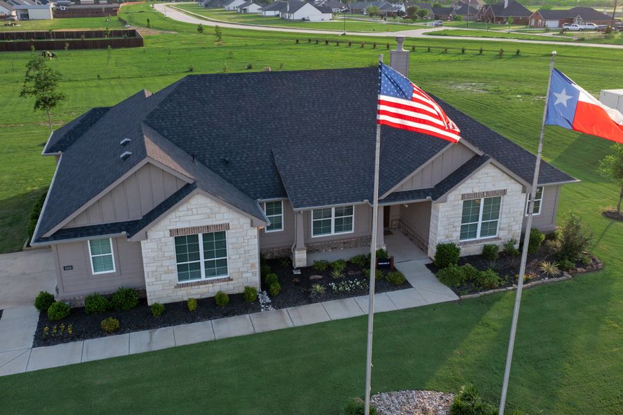 Exterior details and patio area of a home in Oak Valley, Terrell (Image 3).