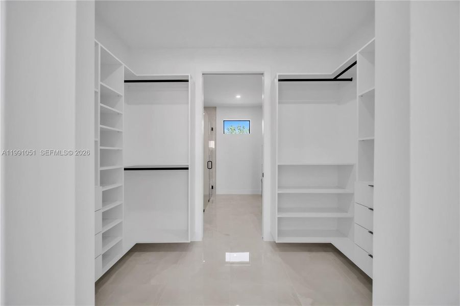 Spacious, unfurnished interior of a new home in , Lehigh Acres (Image 23).