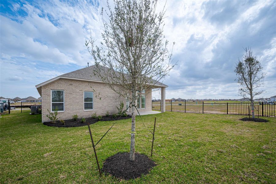 Exterior details and patio area of a home in Lago Mar, Texas City (Image 30).