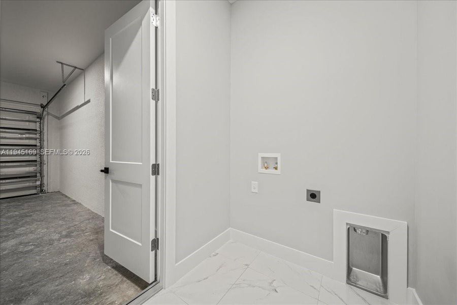 Spacious, unfurnished interior of a new home in , Lehigh Acres (Image 18).