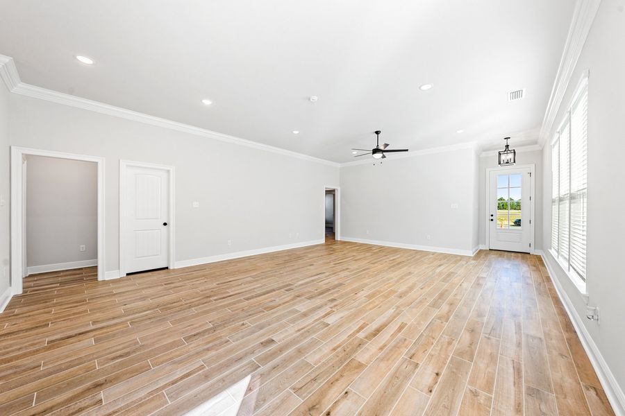 Spacious, unfurnished interior of a new home in Natureview, Freeport (Image 10).