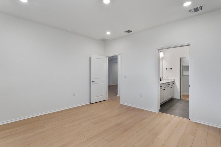 Spacious, unfurnished interior of a new home in Sun City Texas, Georgetown (Image 29).