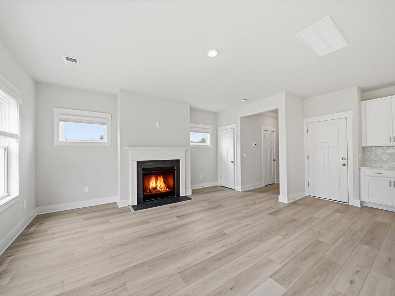 Spacious, unfurnished interior of a new home in Crossing at Abner Creek, Greer (Image 10).
