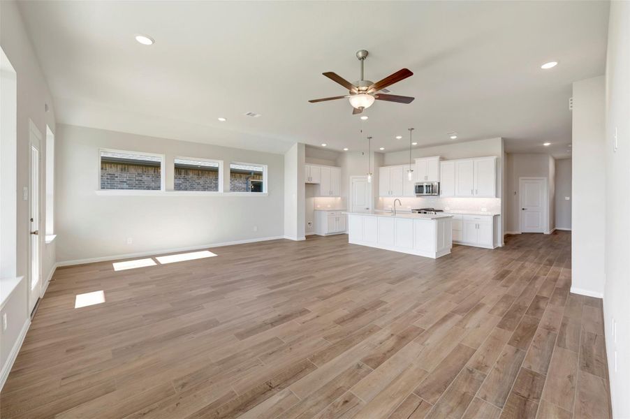 Spacious, unfurnished interior of a new home in The Grand Prairie 50’, Hockley (Image 19).