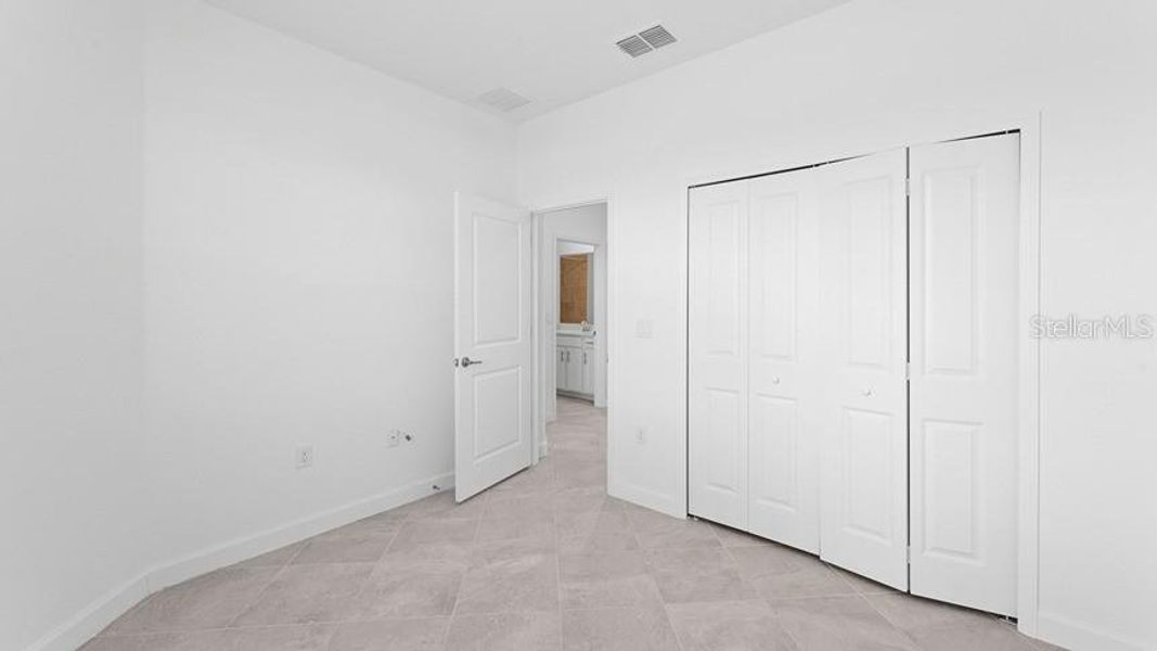 Spacious, unfurnished interior of a new home in Palm Lake at Coco Bay, Englewood (Image 17).
