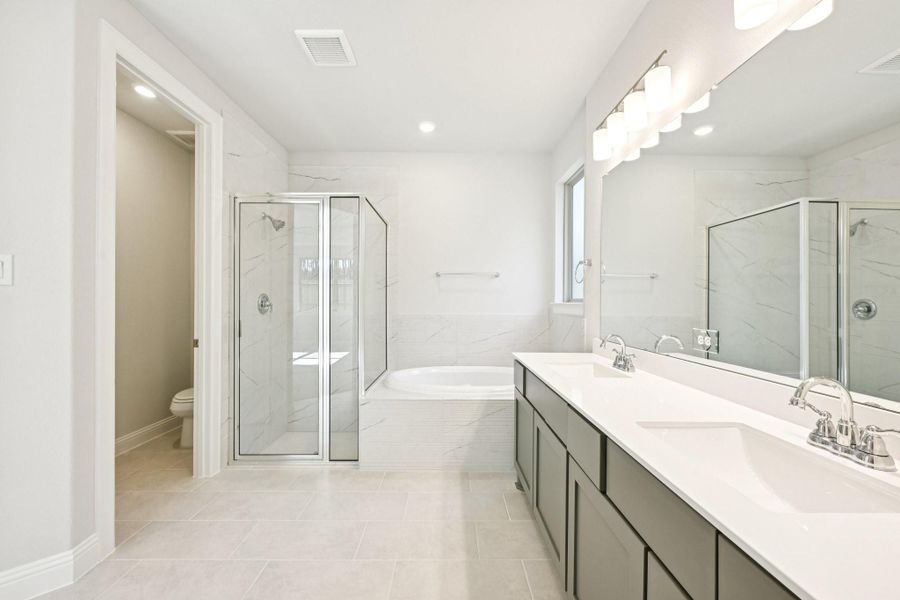 Furnished interior view inside a new home in Evergreen 40', Conroe (Image 13).