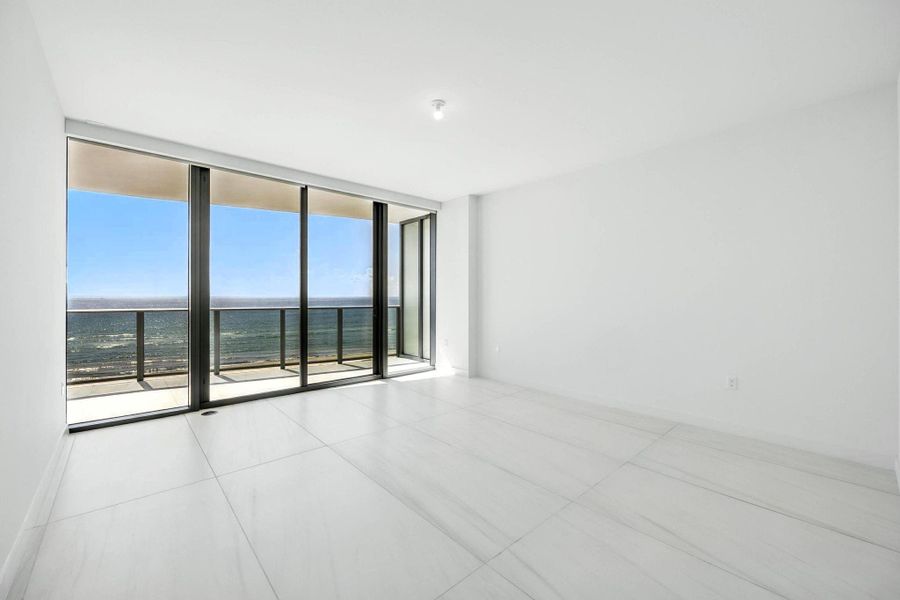 Spacious, unfurnished interior of a new home in Casamar, Pompano Beach (Image 16).