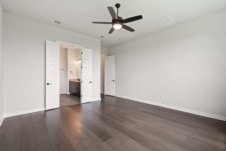 Spacious, unfurnished interior of a new home in Wolf Ranch, Georgetown (Image 50).