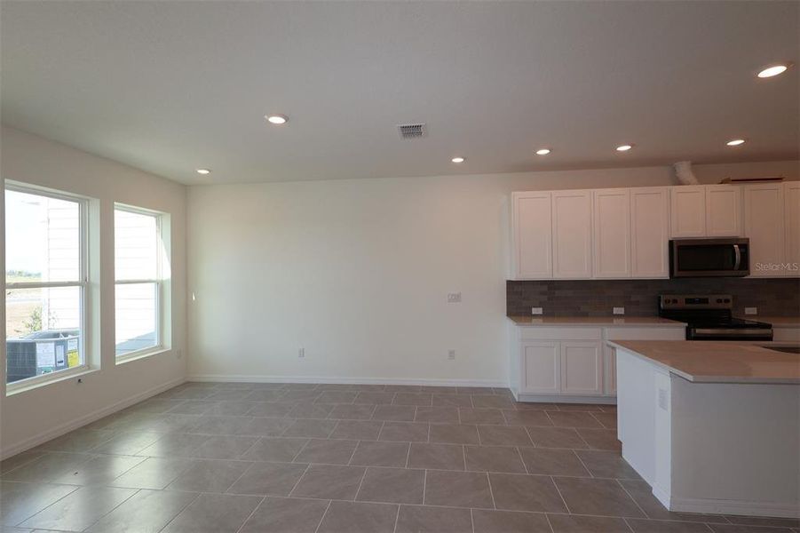 Spacious, unfurnished interior of a new home in , Apollo Beach (Image 8).