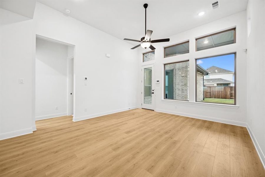 Spacious, unfurnished interior of a new home in Mantua Point Gardens, Van Alstyne (Image 20).