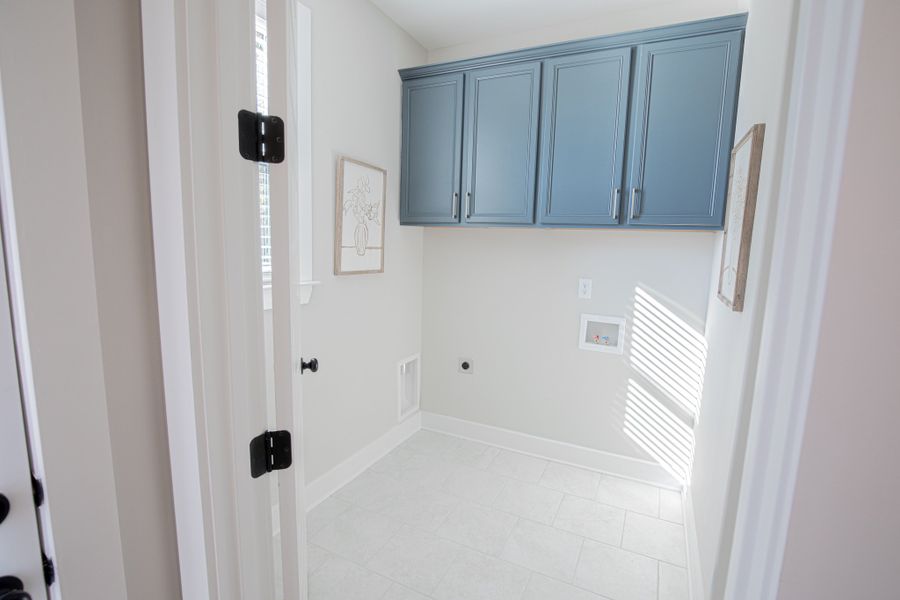 Representative furnished interior of a home built from the Huntington by Grant & Co in White Oak, Arlington (Image 6).