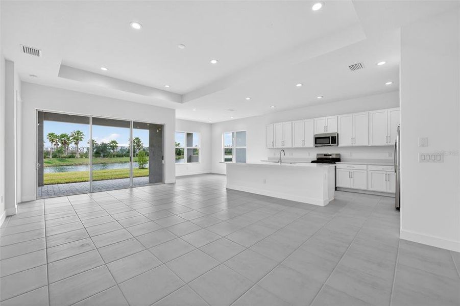 Spacious, unfurnished interior of a new home in Winding Ridge, Wesley Chapel (Image 15).