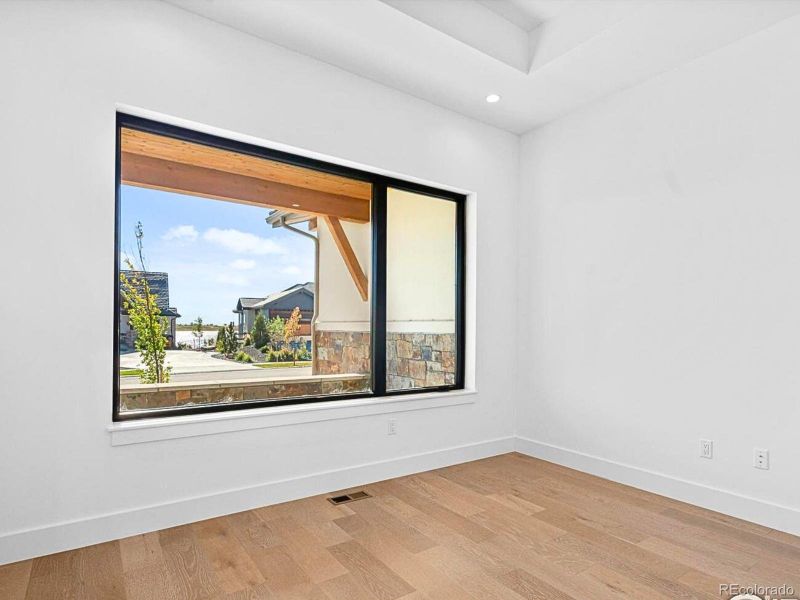 Spacious bedrom Ensuite off the main entry