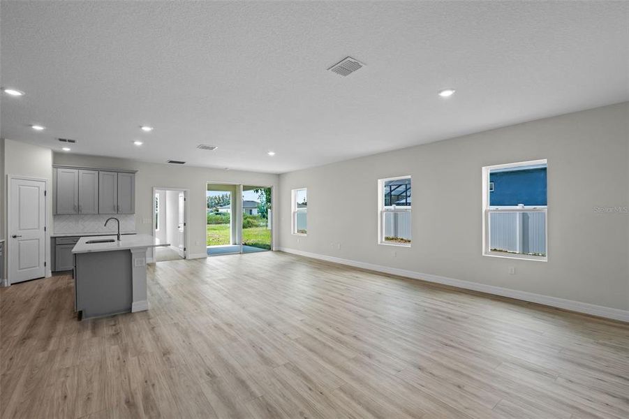 Spacious, unfurnished interior of a new home in , Ocala (Image 14).