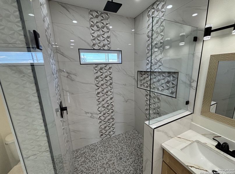 Furnished interior view inside a new home in , Uvalde (Image 19).