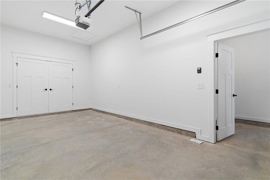 Spacious, unfurnished interior of a new home in , Jasper (Image 26).