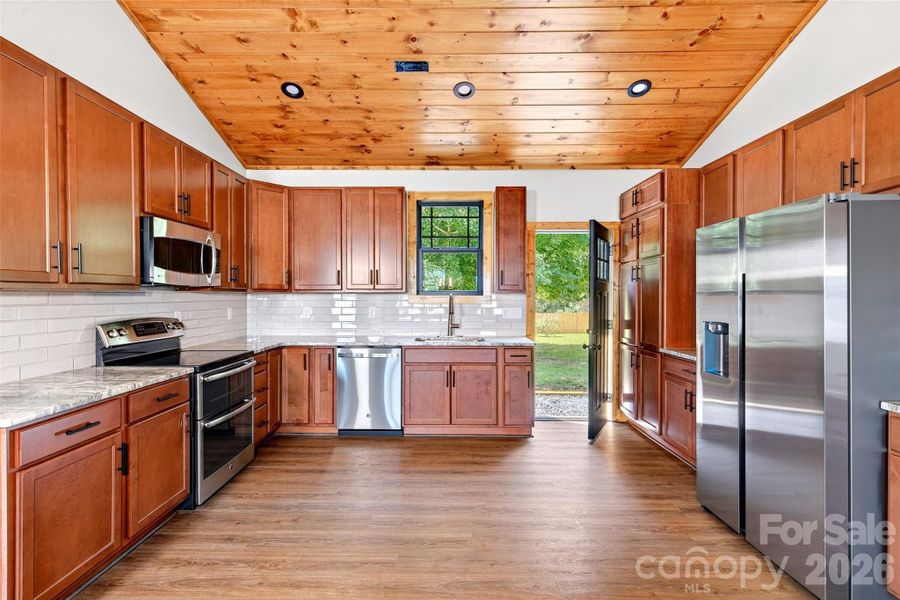 All kitchen appliances included All kitchen appliances included