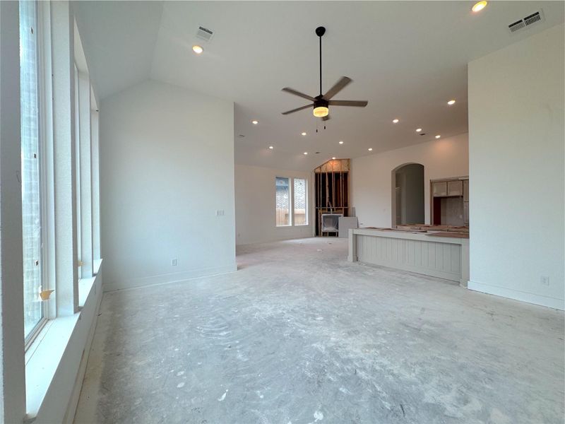 Spacious and open with 13ft ceiling height Spacious and open with 13ft ceiling height