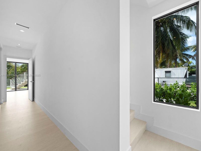 Spacious, unfurnished interior of a new home in , Tavernier (Image 16).