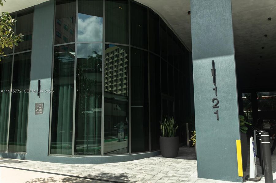 Condo located in Miami, FL showcasing its design and architecture (Image 3).