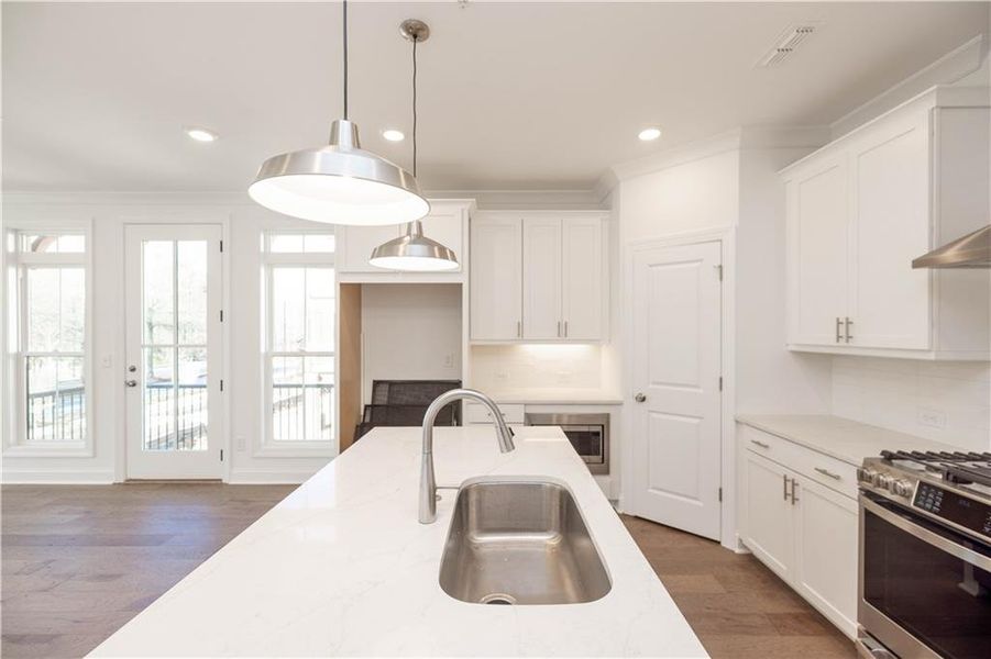 Furnished interior view inside a new home in IveyBrooke, Alpharetta (Image 11).