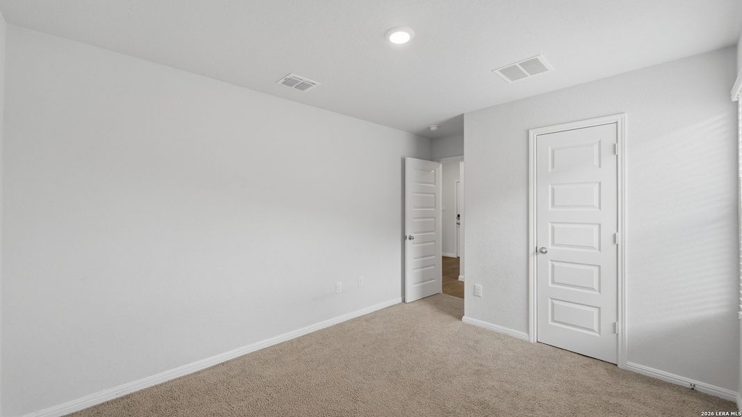 Spacious, unfurnished interior of a new home in Heather Glen, New Braunfels (Image 23).
