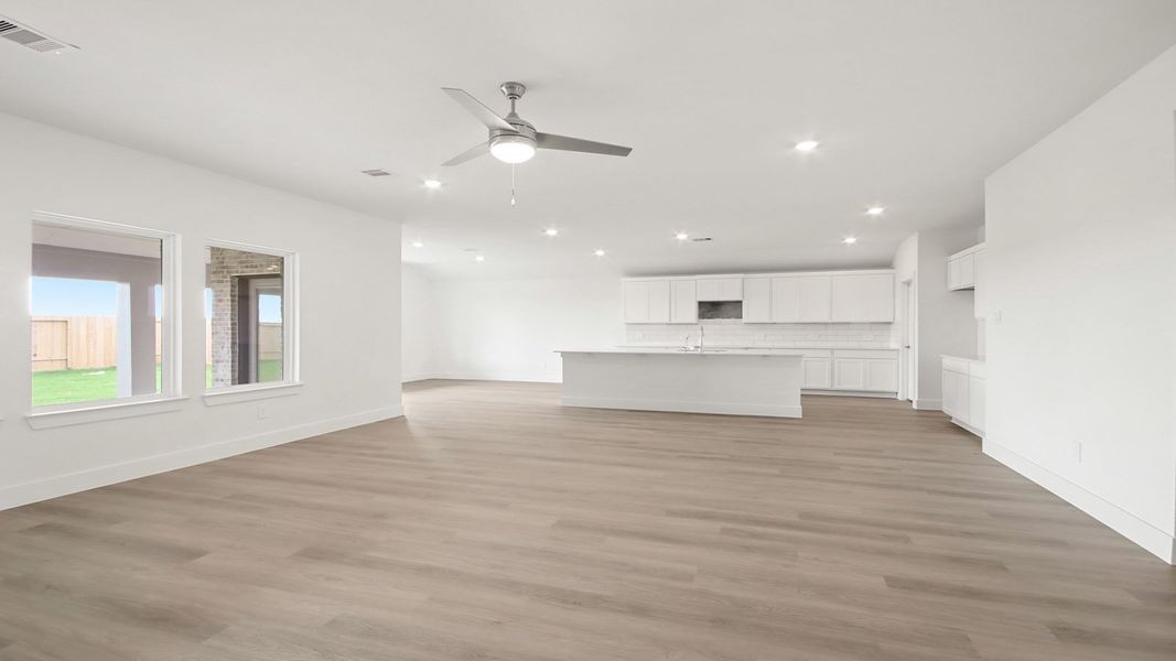 Spacious, unfurnished interior of a new home in Riverside Estates, Mont Belvieu (Image 14).