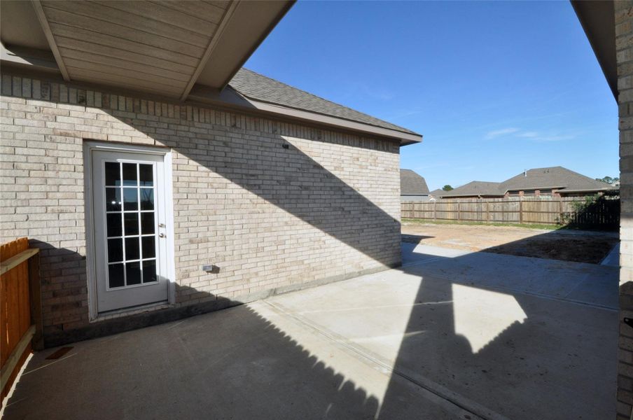 Exterior details and patio area of a home in Pedregal, League City (Image 4).
