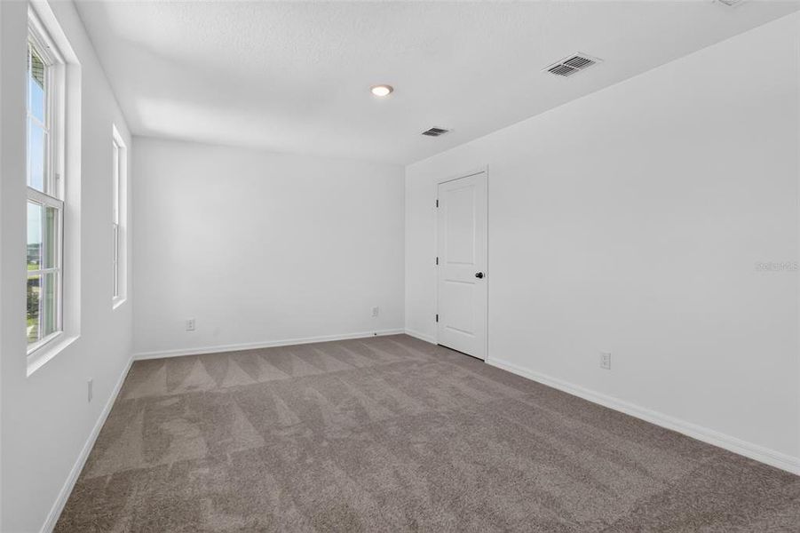 Spacious, unfurnished interior of a new home in , Kissimmee (Image 28).