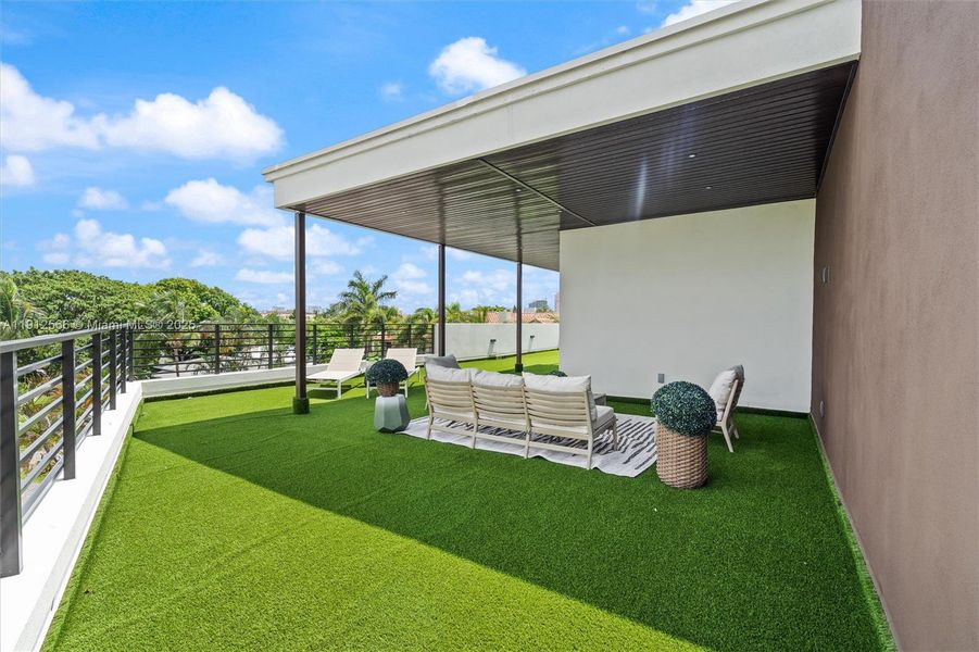 Exterior details and patio area of a home in , Fort Lauderdale (Image 2).